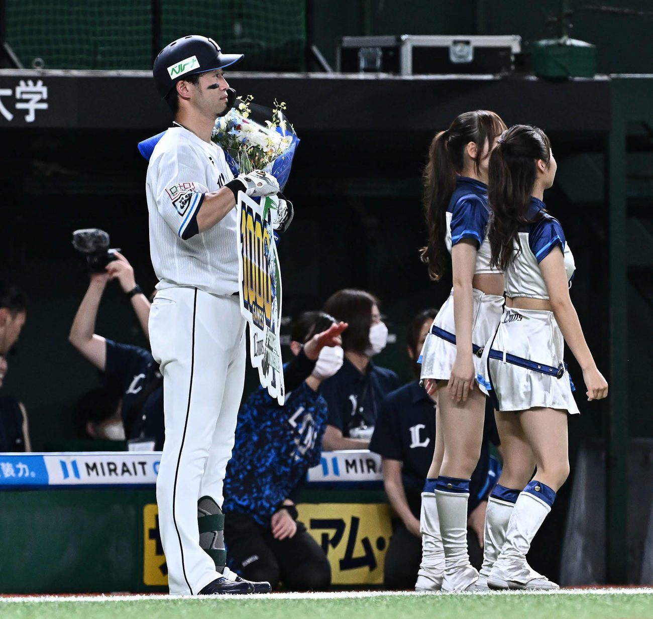 西武対日本ハム　1000試合出場を達成した西武外崎は記念のパネルを手にする（撮影・滝沢徹郎）