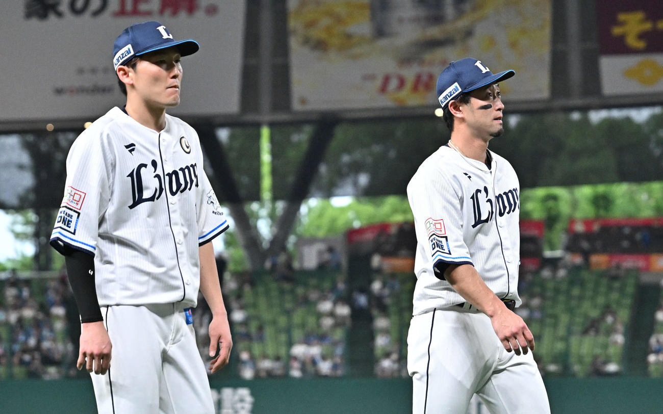西武対日本ハム　試合に臨む西武外崎（右）と源田（撮影・滝沢徹郎）