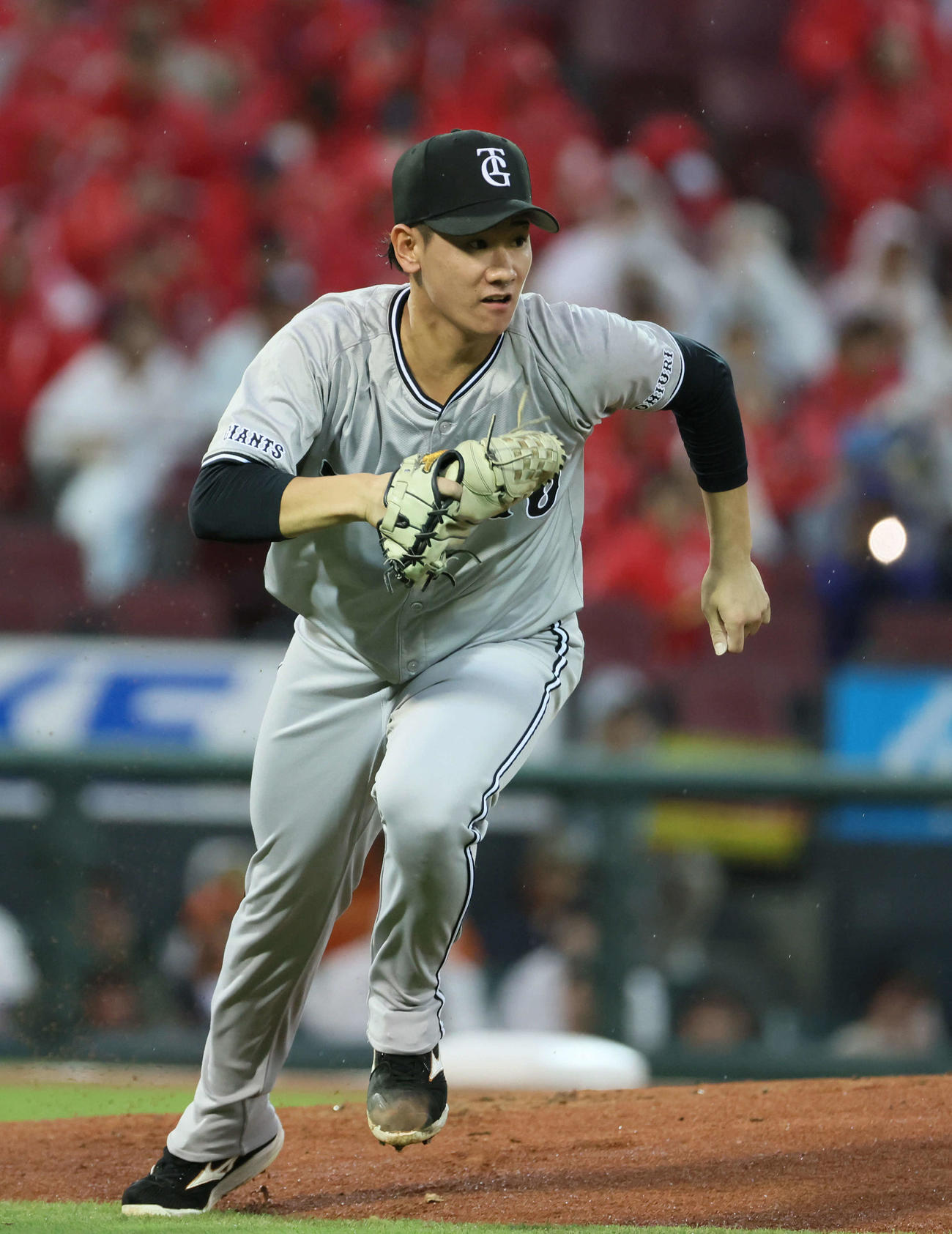 広島対巨人　1回裏広島1死、野間の内野ゴロで一塁ベースカバーに入る巨人先発の井上（撮影・加藤孝規）