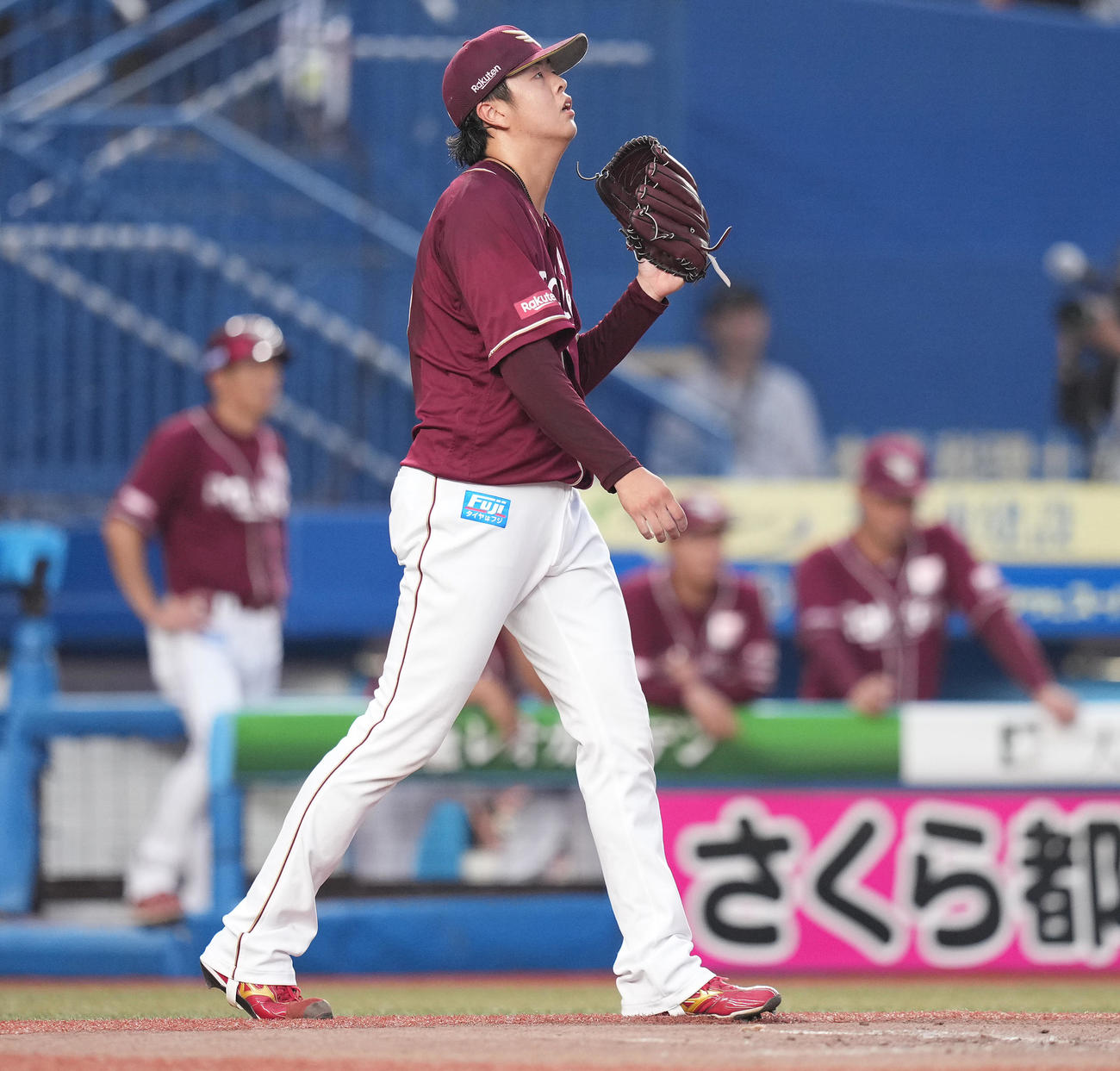 ロッテ対楽天　1回裏ロッテ無死二、三塁、藤原に中2点適時打を浴び、ぼうぜんとする松井友（撮影・鈴木みどり）