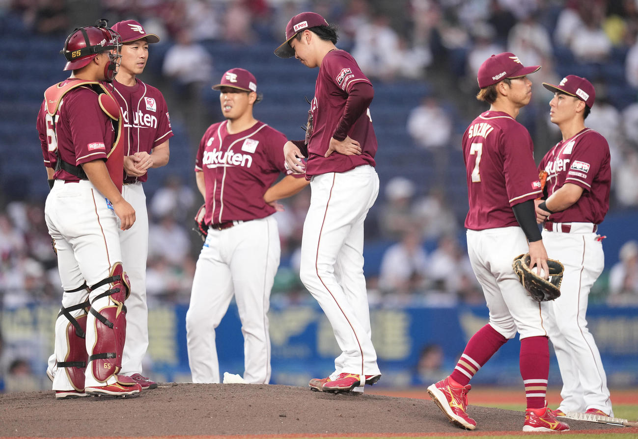 ロッテ対楽天　1回裏途中で降板する楽天先発松井友（中央）（撮影・鈴木みどり）