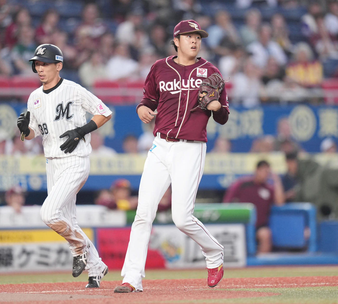 ロッテ対楽天　1回裏ロッテ無死二塁、小川の打球を捕手堀内が悪送球し、二塁走者高部（左）の生還を許す松井友（撮影・鈴木みどり）