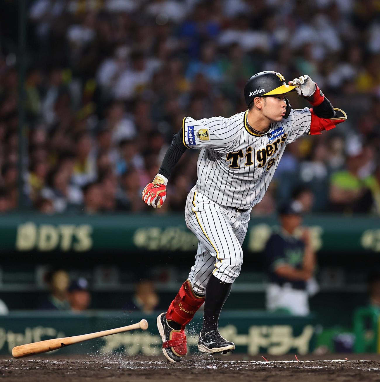 阪神対ヤクルト　4回裏阪神2死二塁、野口は中前へプロ初適時打を放つ（撮影・上田博志