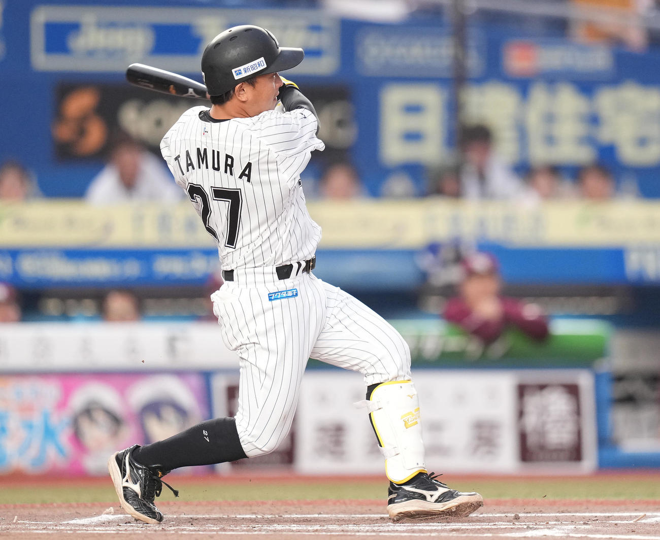 ロッテ対楽天　1回裏ロッテ無死満塁、左2点適時二塁打を放つ田村（撮影・鈴木みどり）