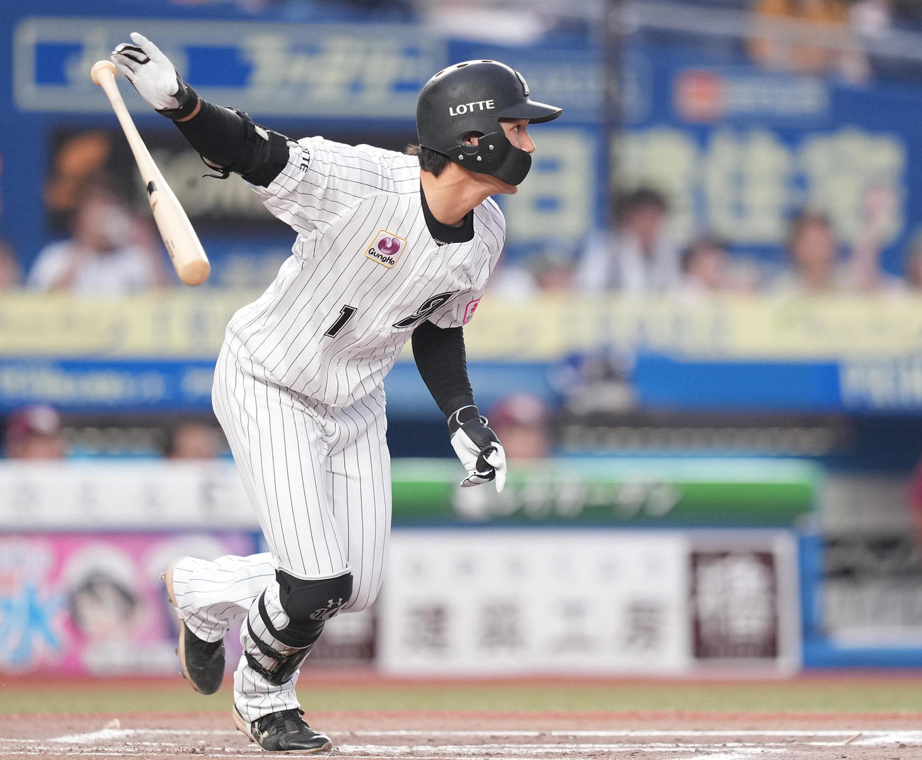 ロッテ対楽天　1回裏ロッテ無死二、三塁、中2点適時打を放つ藤原（撮影・鈴木みどり）