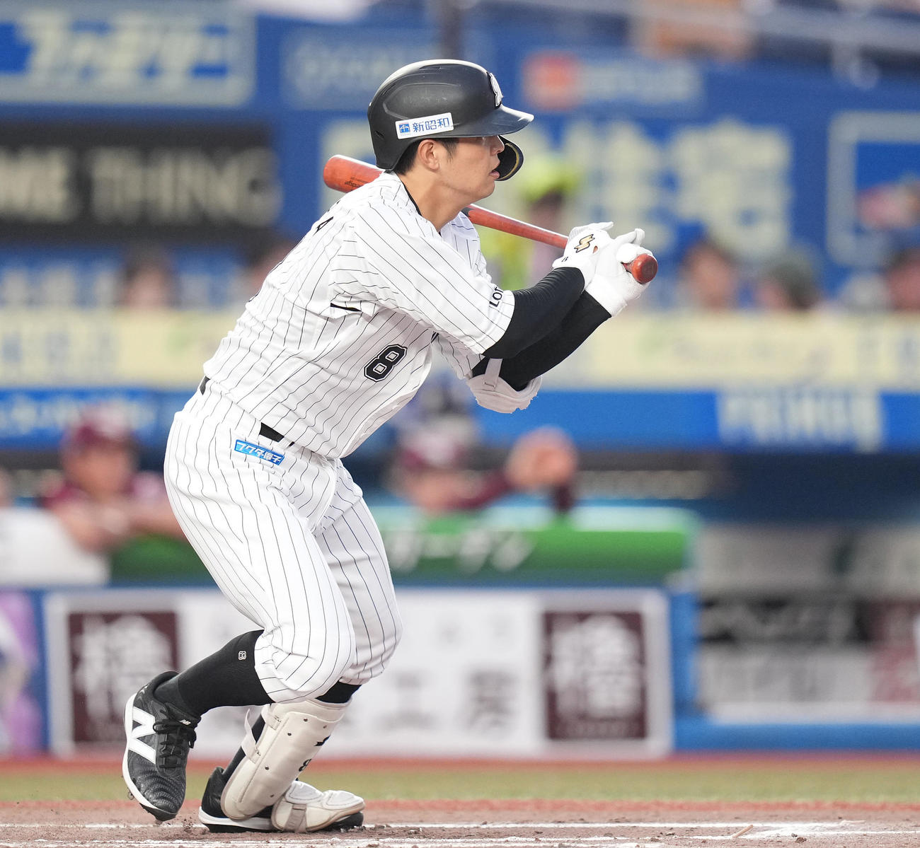 ロッテ対楽天　1回裏ロッテ無死一、二塁、左前打を放つ中村奨（撮影・鈴木みどり）