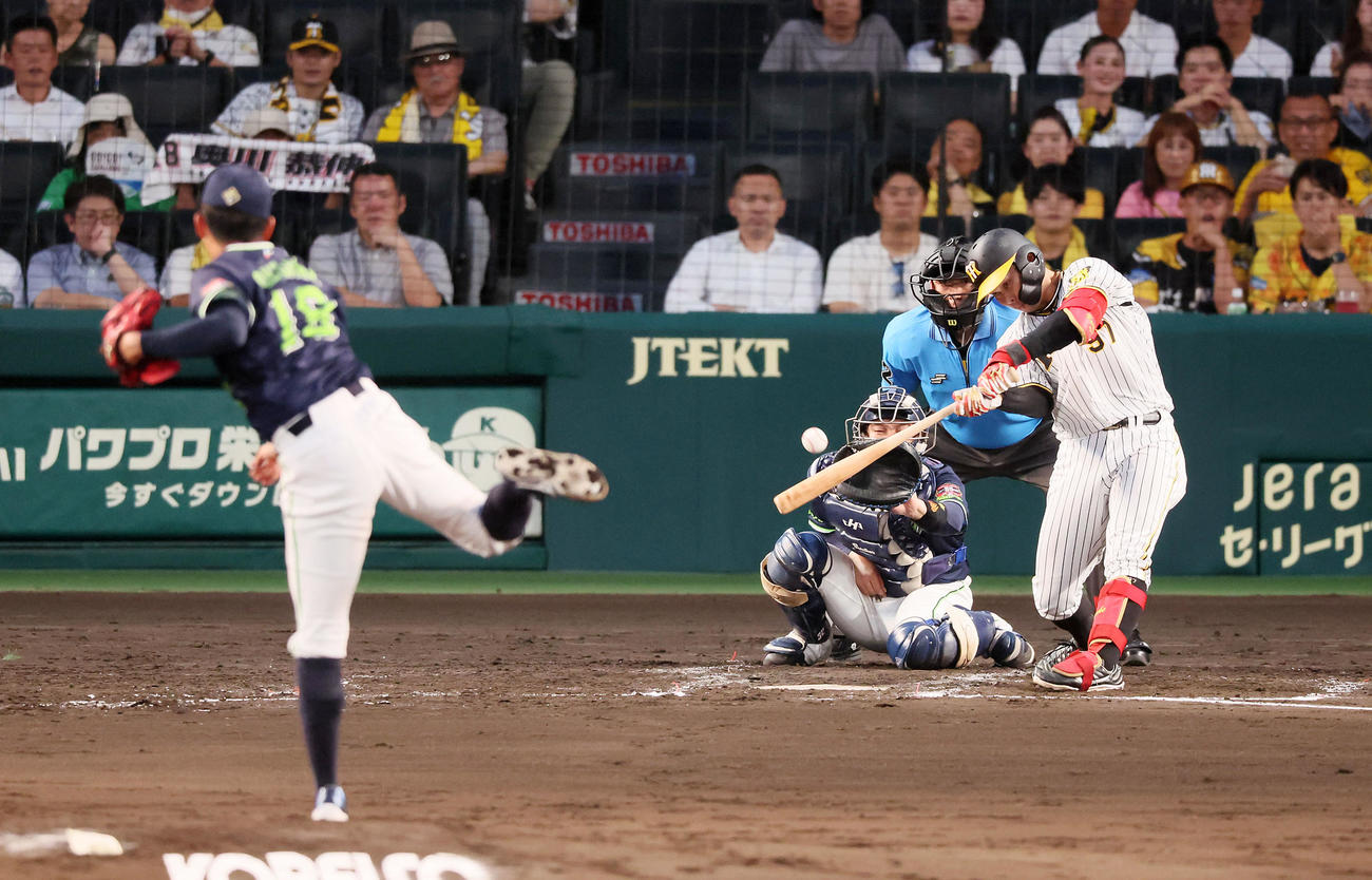 阪神対ヤクルト　4回裏阪神2死二塁、野口は中適時打を放つ。投手奥川（撮影・加藤哉）