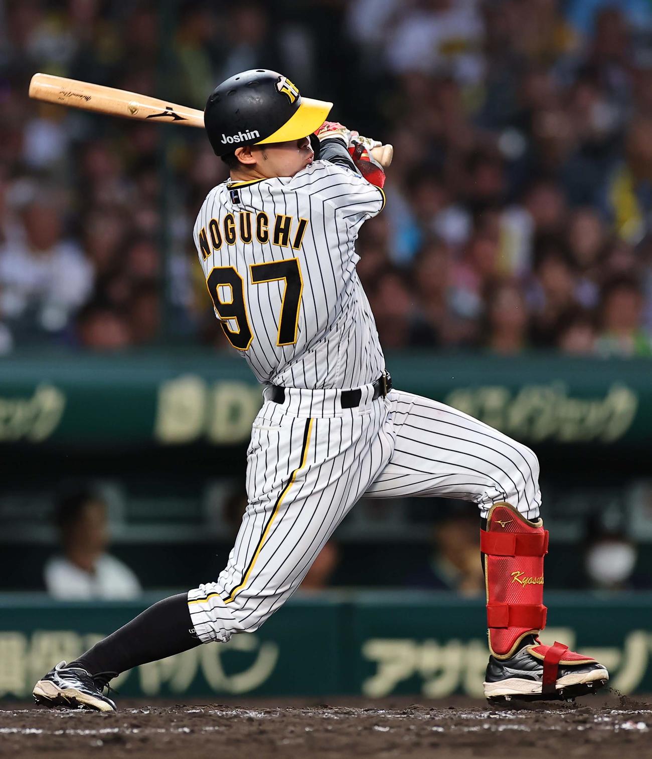 阪神対ヤクルト　4回裏阪神2死二塁、野口は中前へプロ初適時打を放つ（撮影・上田博志）