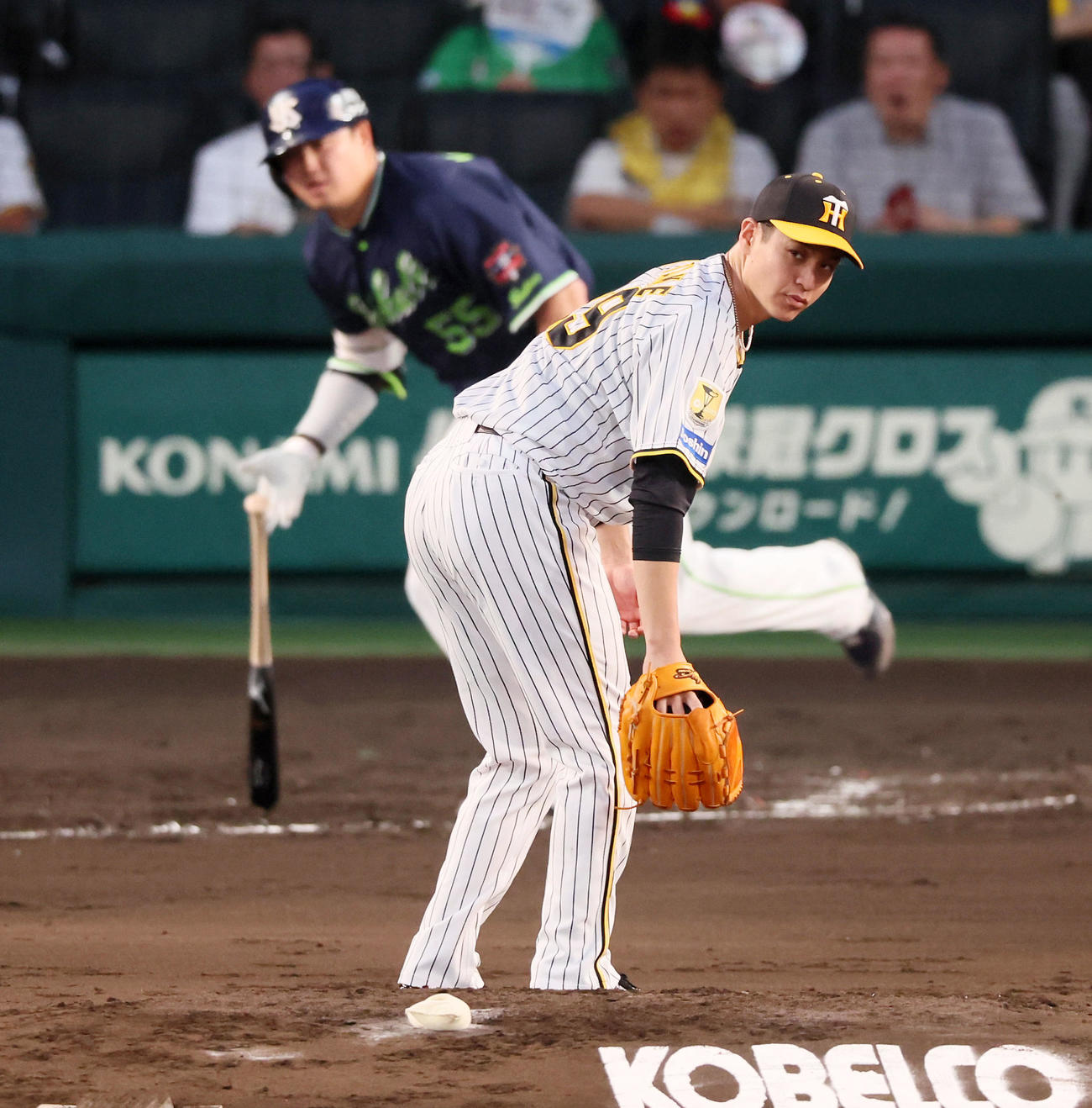 阪神対ヤクルト　4回表ヤクルト無死、大竹は村上に中前打を許す（撮影・加藤哉）