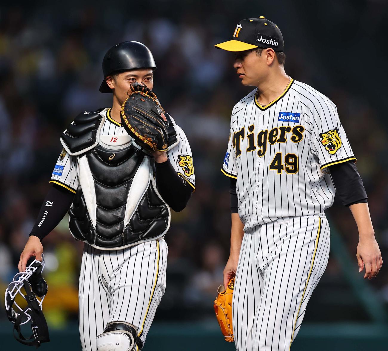 阪神対ヤクルト　4回1失点と好投する大竹（右）は坂本と話しながらベンチに引き揚げる（撮影・上田博志）