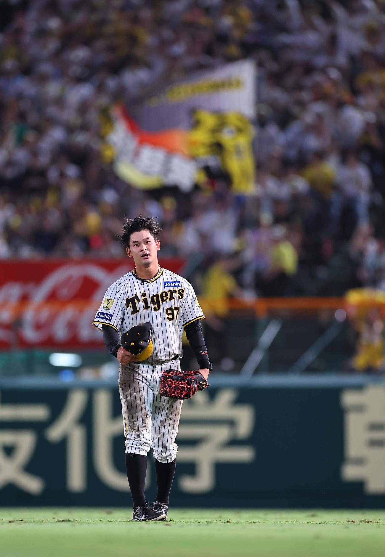 阪神対ヤクルト　4回、プロ初適時打を放った野口はファンのコールに帽子を取って応える（撮影・上田博志）