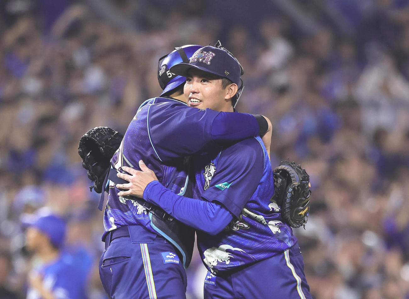 DeNA対中日　完封勝利を飾ったDeNA東（右）は山本と抱き合い喜ぶ（撮影・足立雅史）