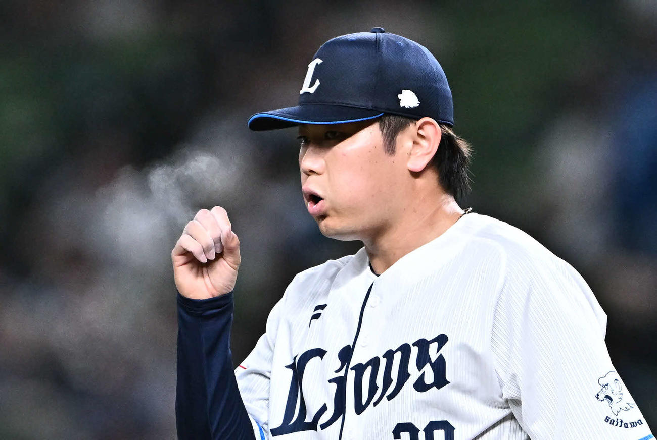 西武対日本ハム　ロジンの粉を吹く西武先発の青山（撮影・滝沢徹郎）