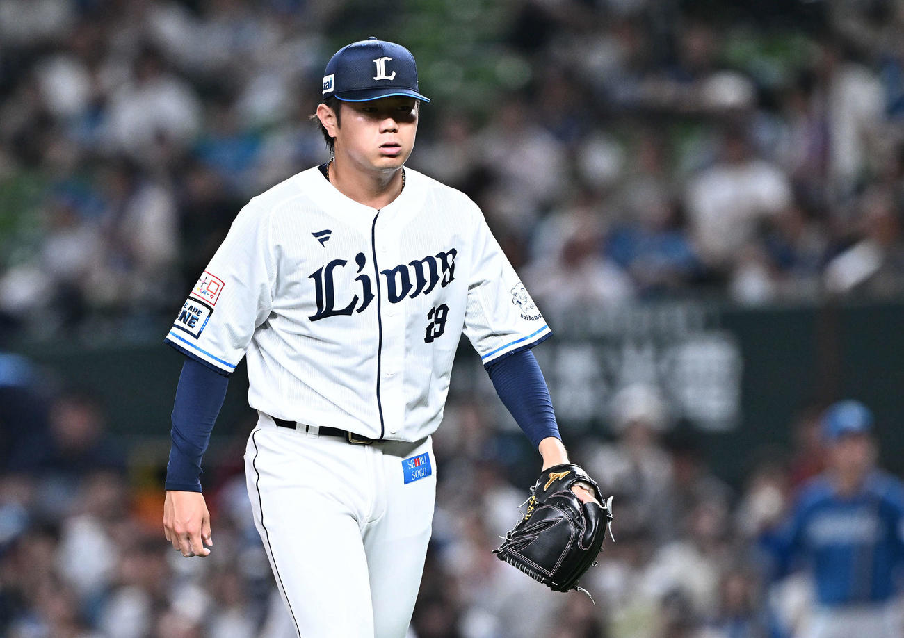 西武対日本ハム　1回表を投げ終えた西武先発の青山は引き締まった表情で引き揚げる（撮影・滝沢徹郎）