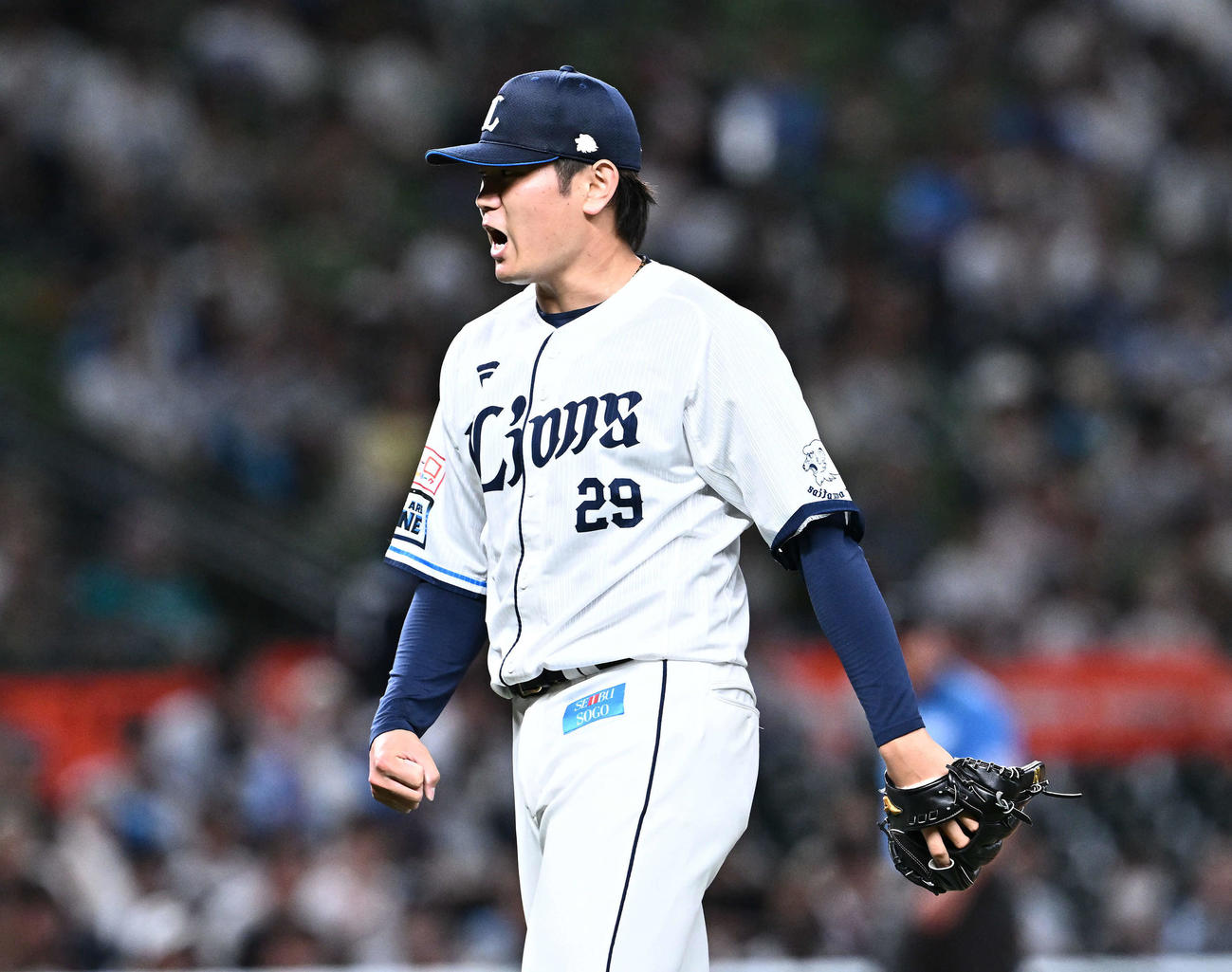 西武対日本ハム　6回表日本ハム2死、マルティネスを三ゴロに打ち取りさけぶ青山（撮影・滝沢徹郎）