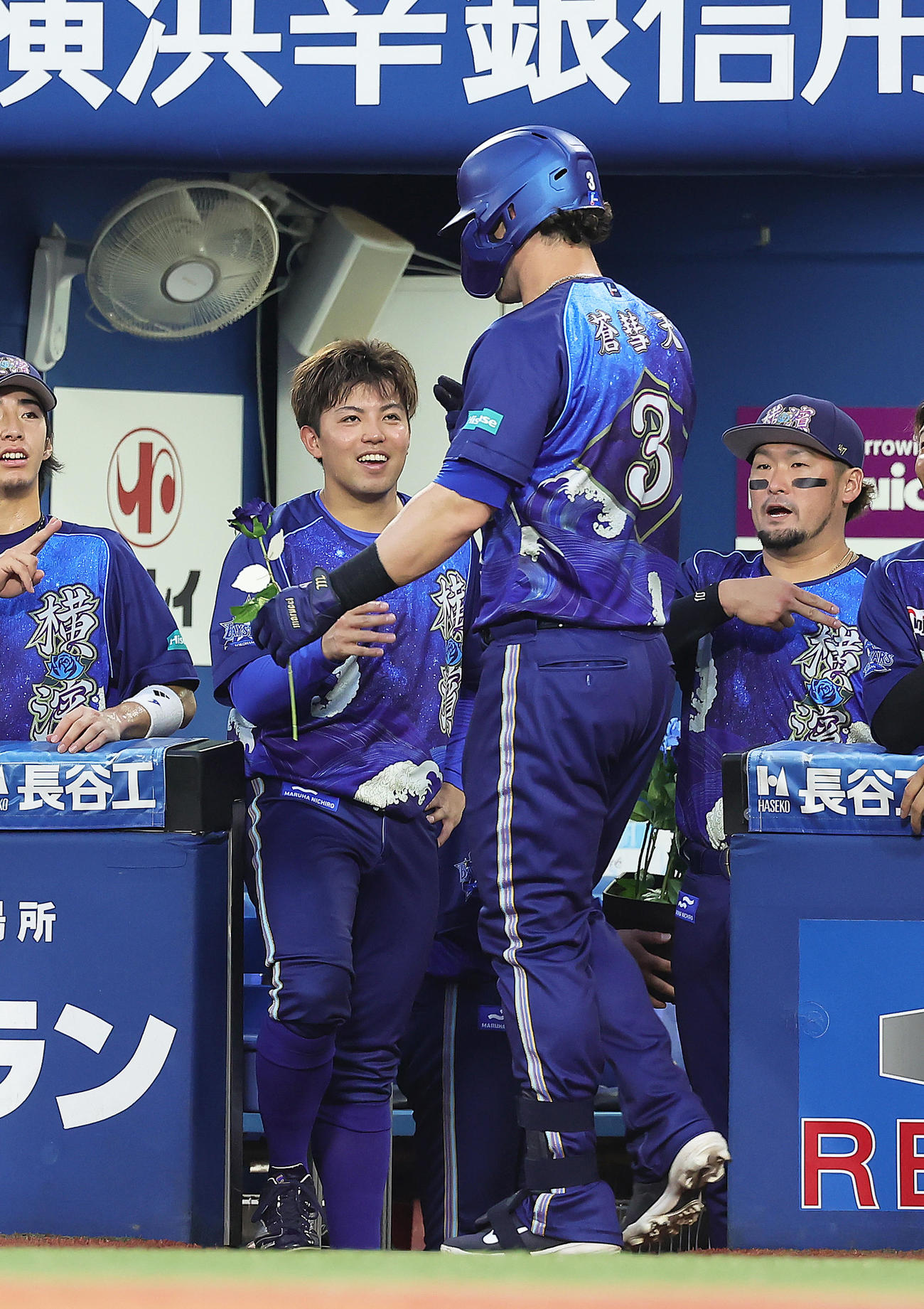 DeNA対中日　3回裏DeNA1死、本塁打のオースティン（右）を笑顔で迎える東（撮影・足立雅史）