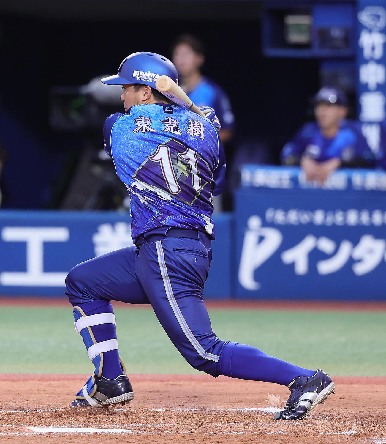 DeNA対中日　2回裏DeNA2死一、二塁、東は右前打を放つ（撮影・足立雅史）