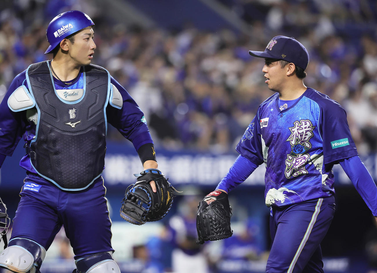 DeNA対中日　8回を無失点で終えたDeNA東（右）は山本と会話を交わしベンチに戻る（撮影・足立雅史）