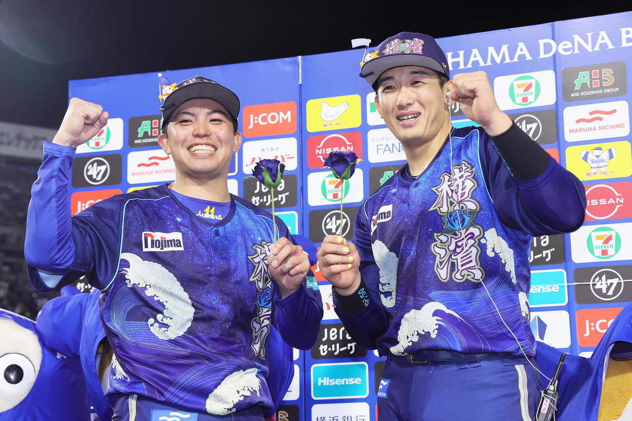 DeNA対中日　完封勝利を飾りお立ち台で笑顔を見せるDeNA東（左）と山本（撮影・足立雅史）