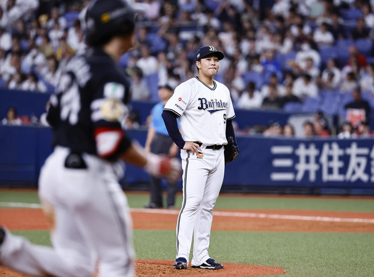 オリックス対ソフトバンク　8回表ソフトバンク無死、栗原（左）に勝ち越し本塁打を浴びた古田島（撮影・藤尾明華）