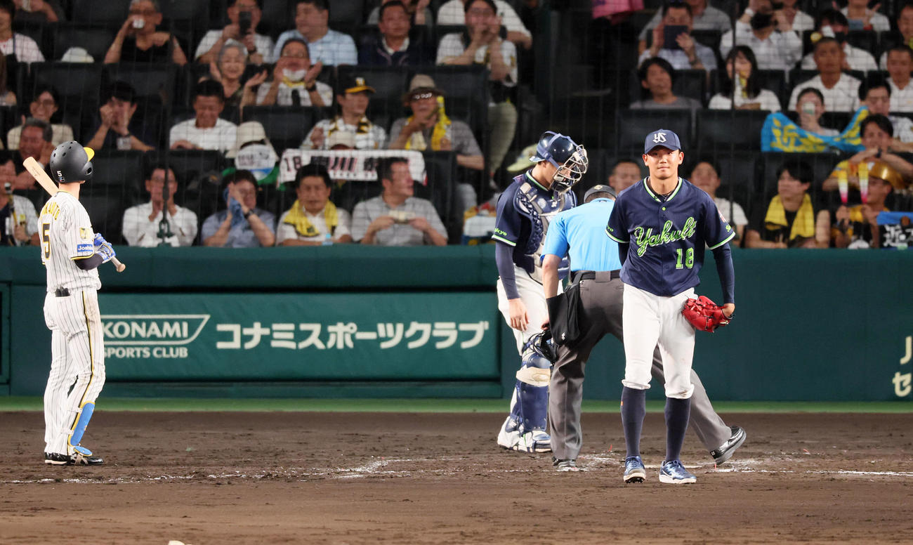 阪神対ヤクルト　5回裏阪神1死三塁、奥川は打者近本のとき暴投で失点（撮影・加藤哉）
