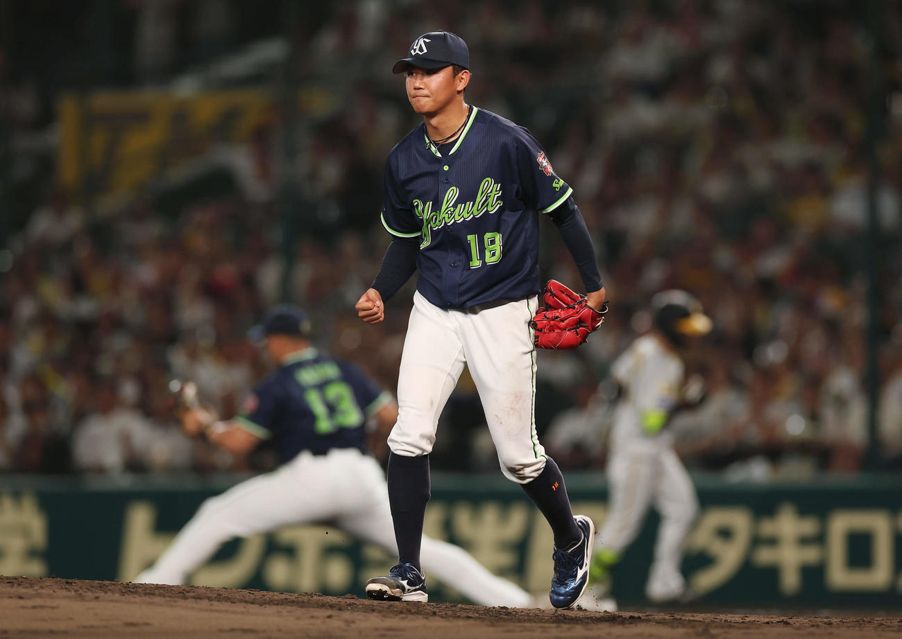 阪神対ヤクルト　5回裏阪神2死、中野の遊ゴロで長岡が好守を見せ、拳を握る奥川（撮影・前田充）