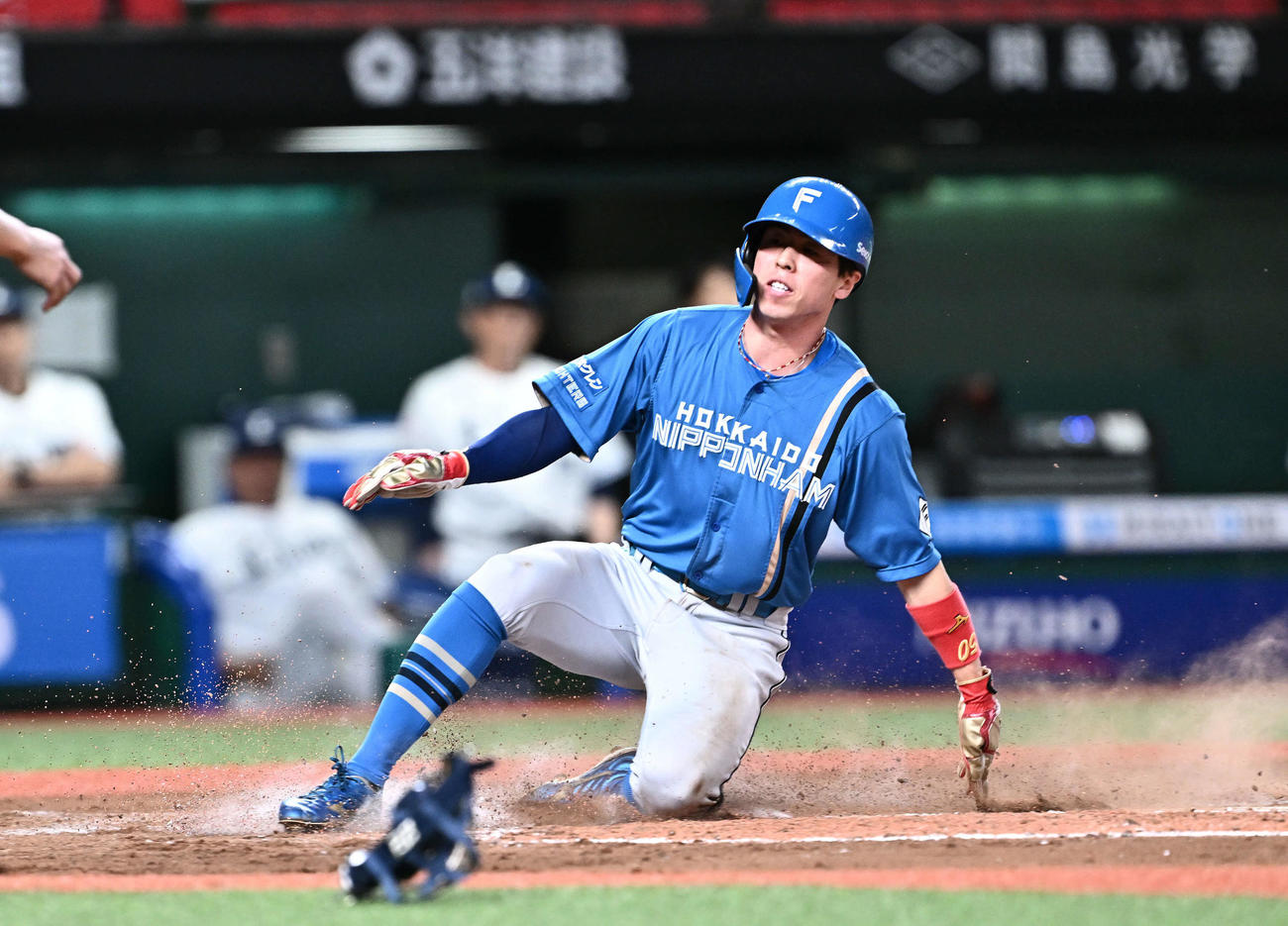 西武対日本ハム　7回表日本ハム1死三塁、代打郡司の中犠飛で生還する代走五十幡（撮影・滝沢徹郎）