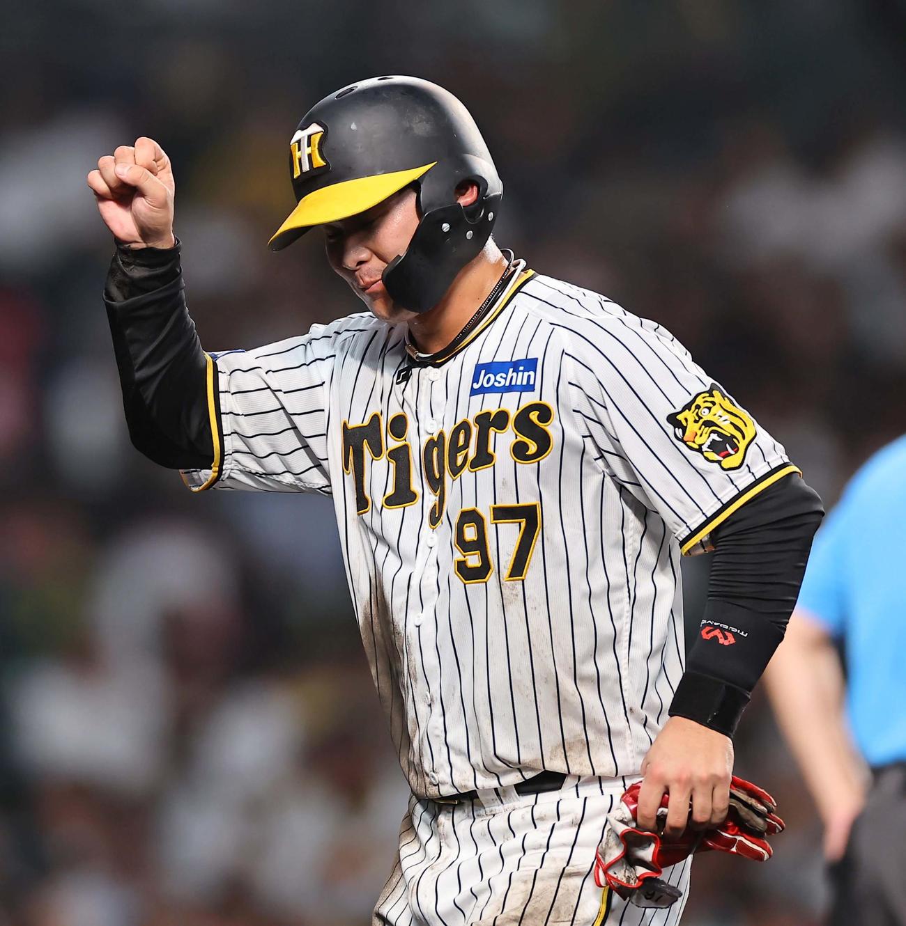 阪神対ヤクルト　4回、中前へプロ初適時打を放った野口は控えめにガッツポーズする（撮影・上田博志）
