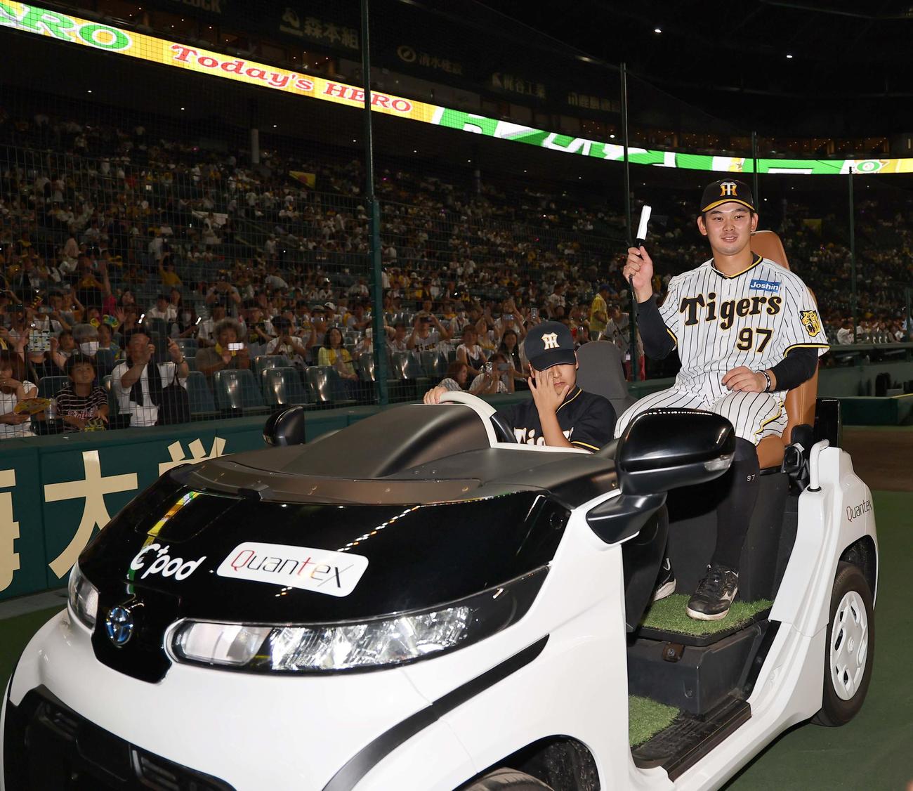 阪神対ヤクルト　リリーフカーで場内1周をする野口（撮影・上田博志）