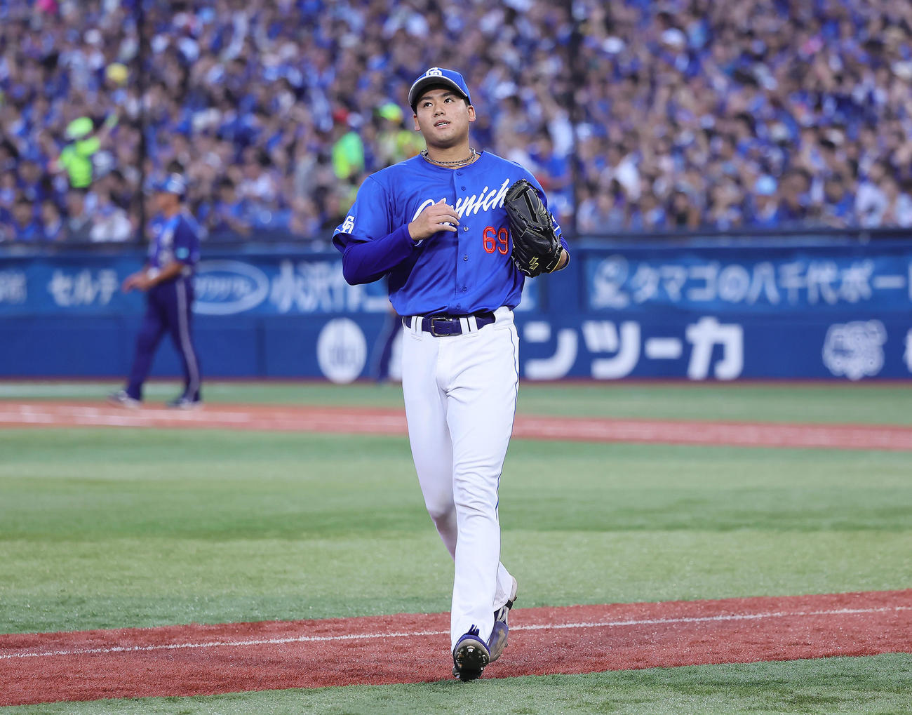 DeNA対中日　2回裏DeNA1死一、三塁、山本に先制右前適時打を浴びた松木平（撮影・足立雅史）