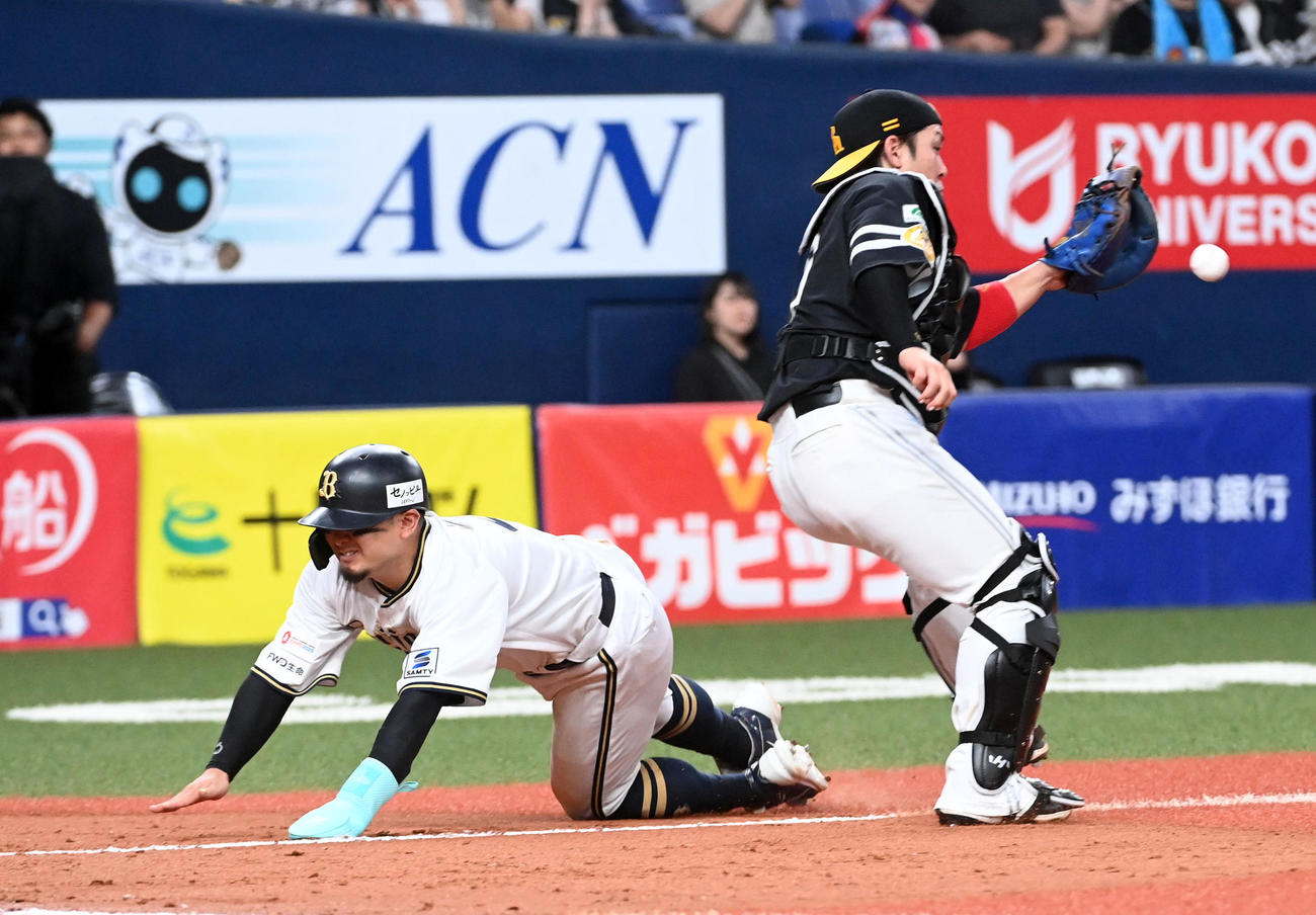 オリックス対ソフトバンク　9回裏オリックス無死満塁、サヨナラ右犠飛で生還する森。捕手甲斐（撮影・前岡正明）
