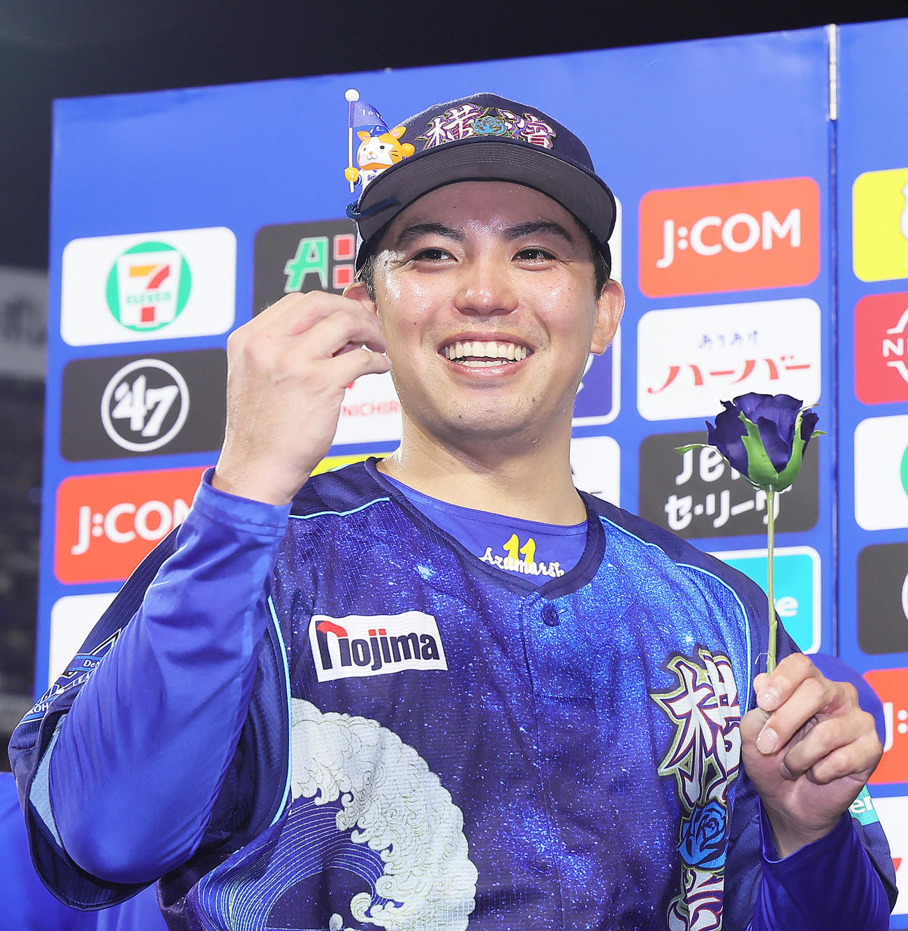 DeNA対中日　完封勝利を飾りお立ち台で投げキスのリクエストに応えるDeNA東（撮影・足立雅史）