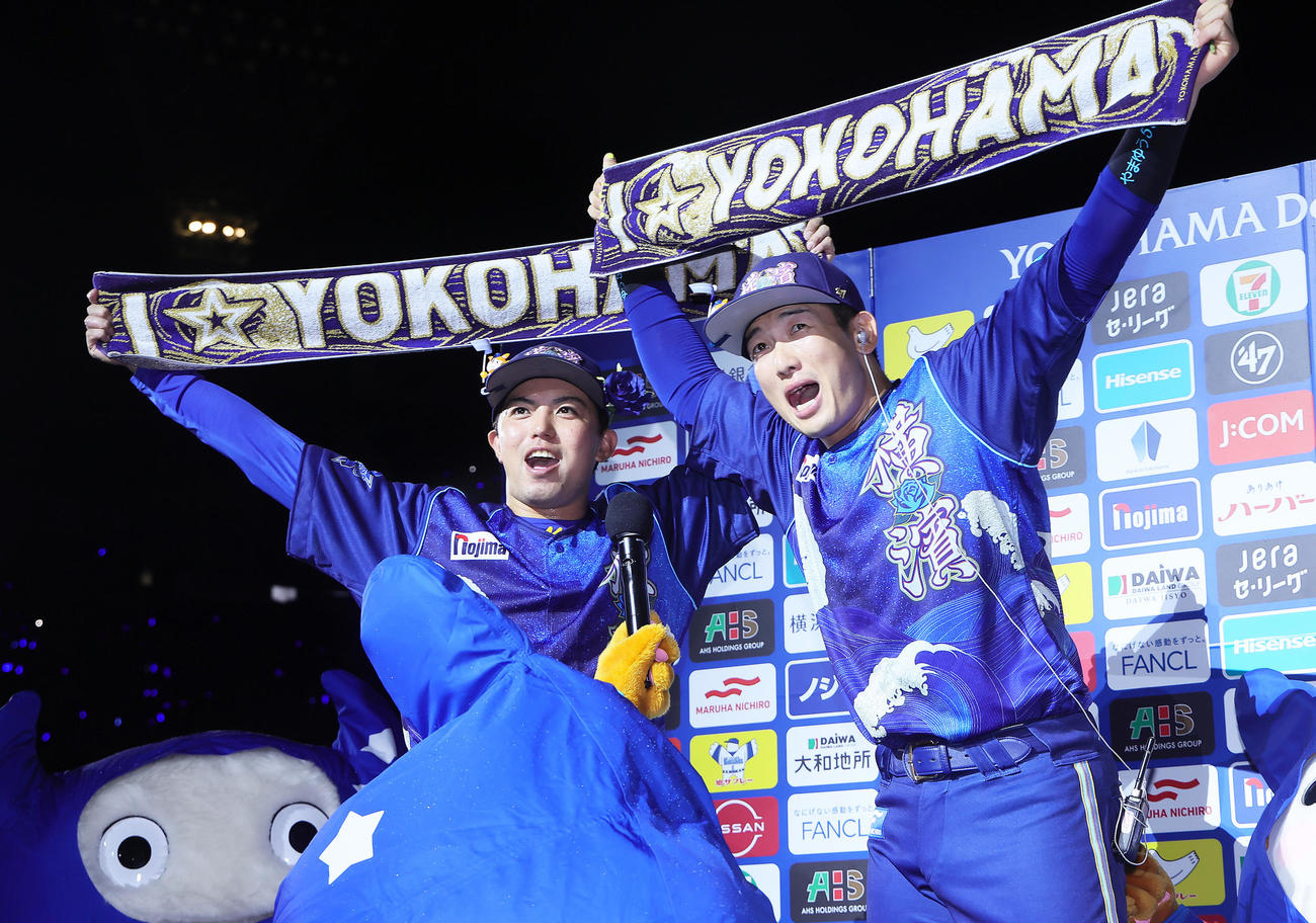 DeNA対中日　完封勝利を飾りお立ち台で笑顔を見せるDeNA東（左）と山本（撮影・足立雅史）