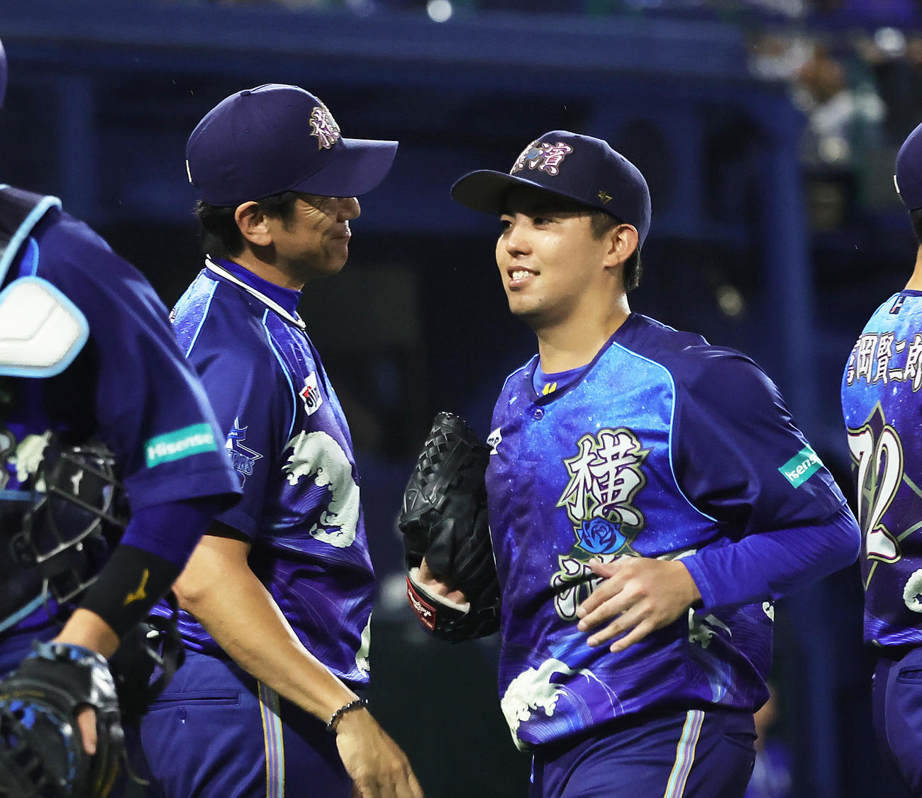 DeNA対中日　完封勝利を飾ったDeNA東（右）を笑顔で迎える三浦監督（撮影・足立雅史）