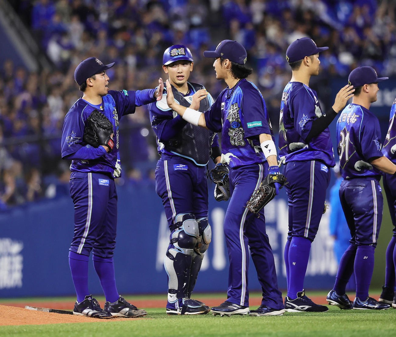 DeNA対中日　完封勝利を飾りタッチを交わすDeNA東（左端）ら（撮影・足立雅史）