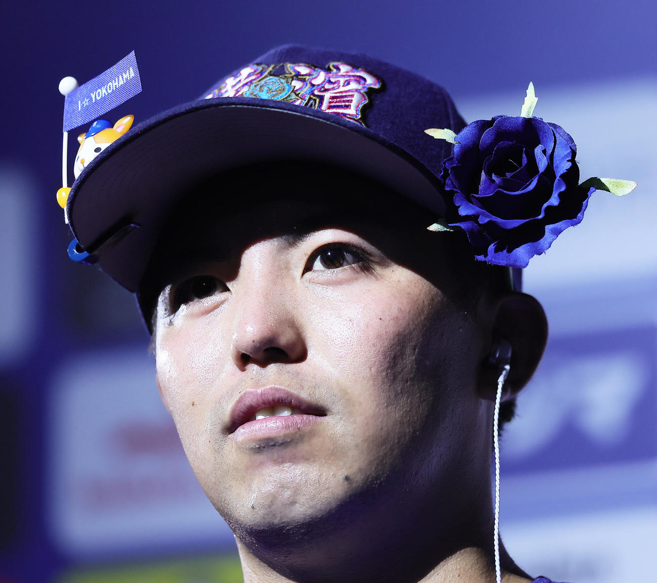 DeNA対中日　青いバラを耳にお立ち台に臨むDeNA東（撮影・足立雅史）