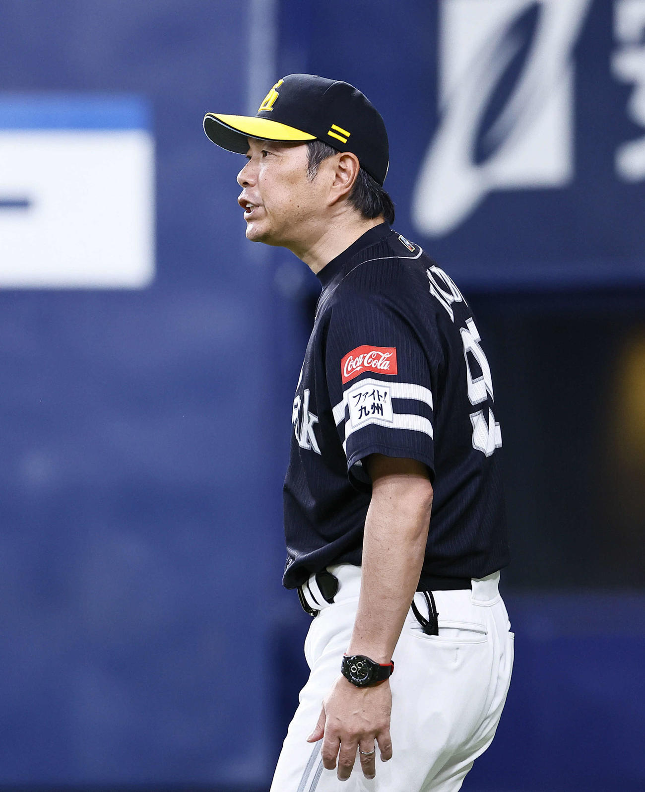 オリックス対ソフトバンク　6回、投手交代を告げるソフトバンク小久保監督（撮影・藤尾明華）