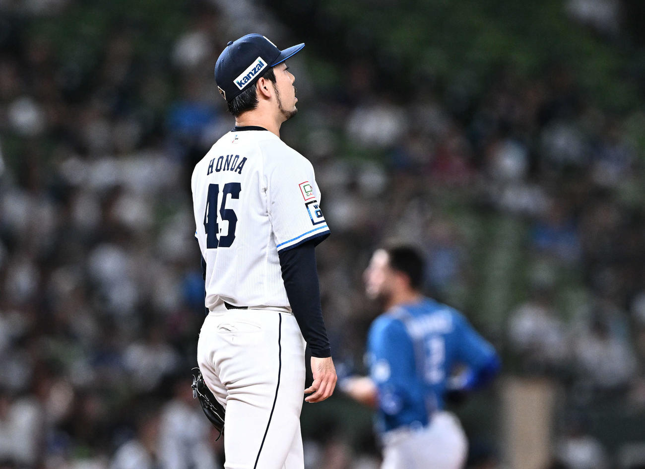 西武対日本ハム　8回表日本ハム1死一、二塁、マルティネス（後方）に3点本塁打を許す本田（撮影・滝沢徹郎）