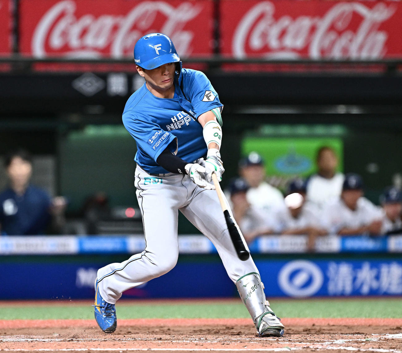 西武対日本ハム　7回表日本ハム1死三塁、代打郡司は中犠飛を放つ（撮影・滝沢徹郎）