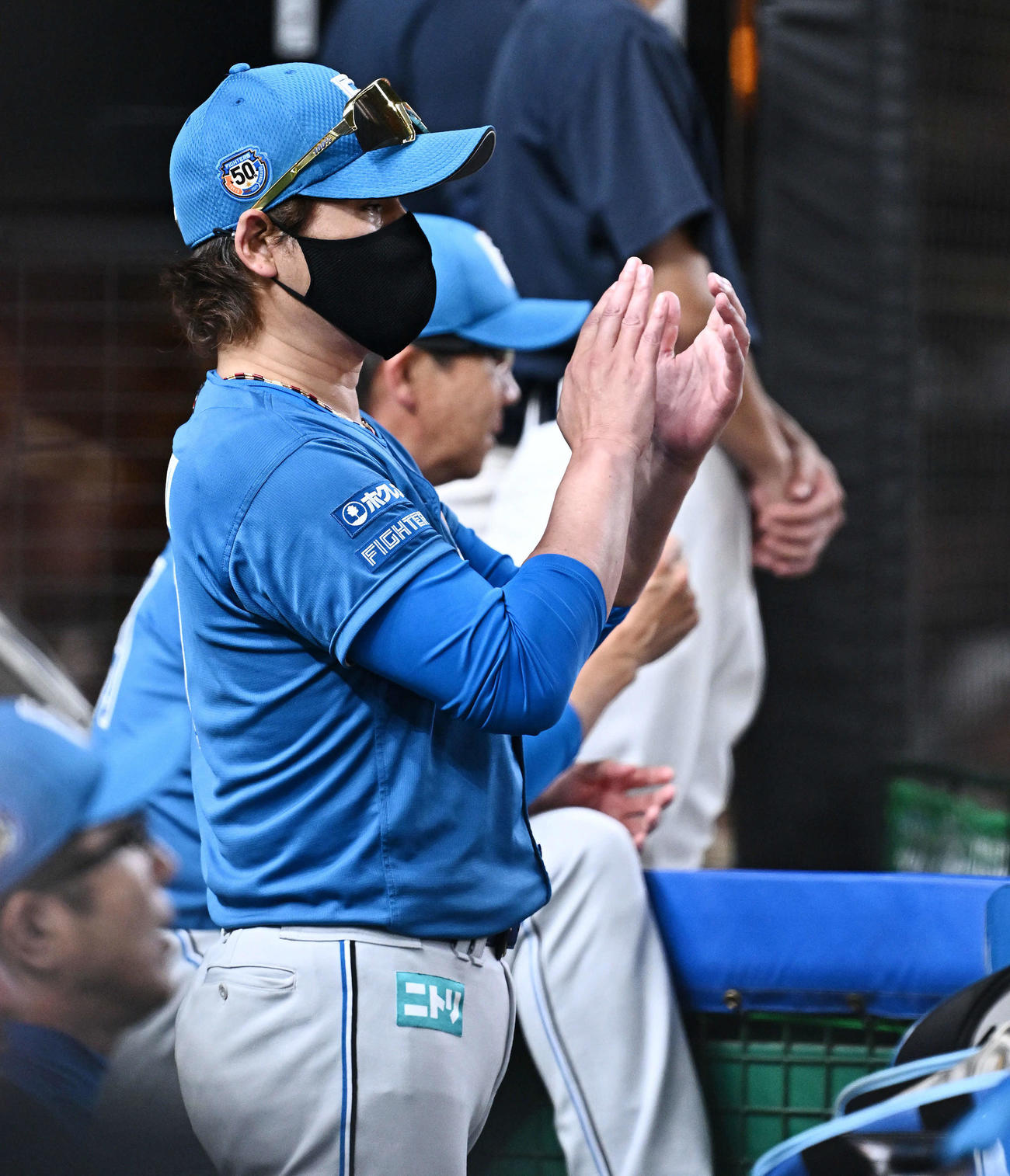西武対日本ハム　選手に拍手を送りながら見守る日本ハム新庄監督（撮影・滝沢徹郎）