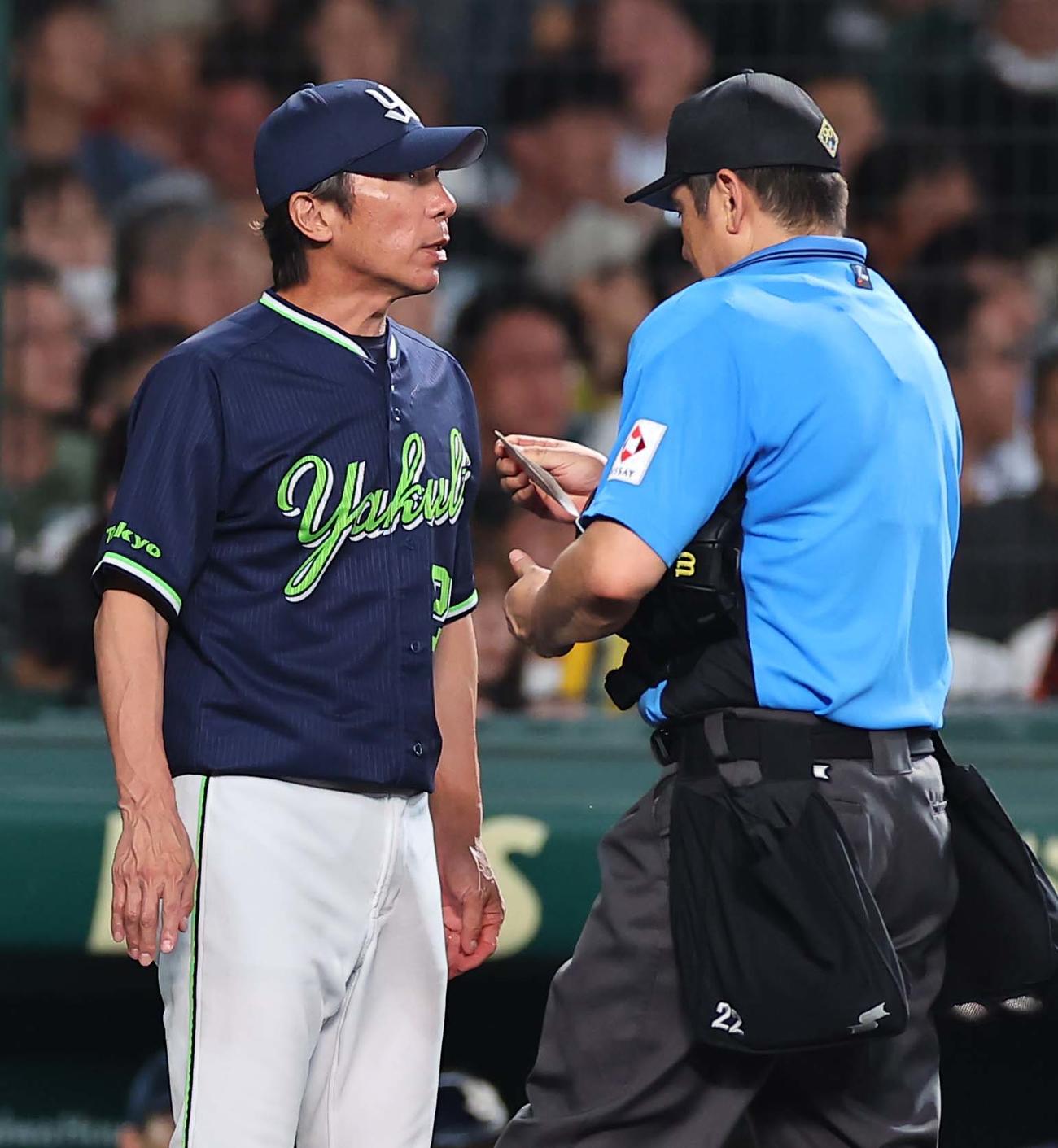 阪神対ヤクルト　選手交代を告げる高津監督（撮影・上田博志）