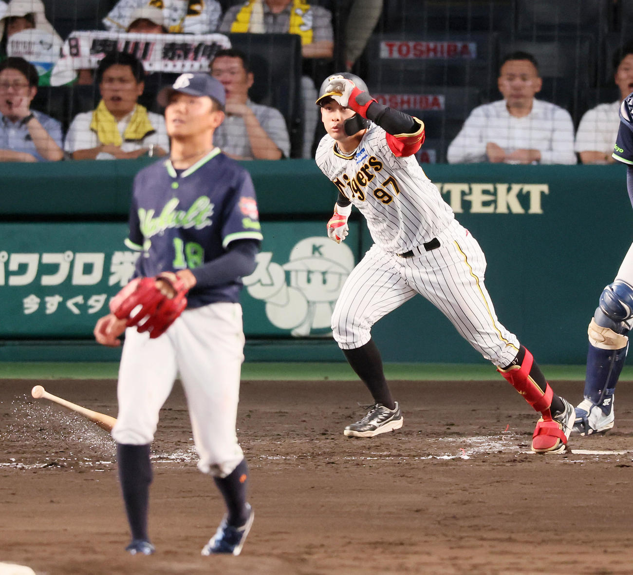 阪神対ヤクルト　4回裏阪神2死二塁、野口は中前適時打を放つ。投手奥川（撮影・加藤哉）