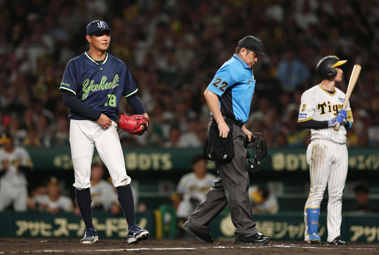 阪神対ヤクルト　5回裏阪神1死三塁、暴投で勝ち越しを許した奥川。右は打者近本（撮影・前田充）