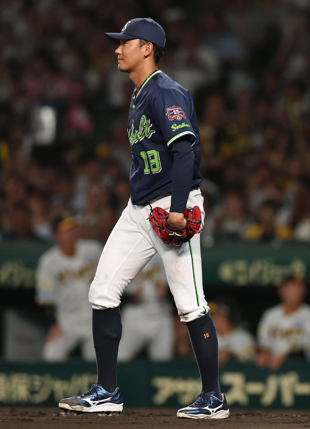 阪神対ヤクルト　5回裏阪神1死三塁、暴投で勝ち越しを許した奥川（撮影・前田充）