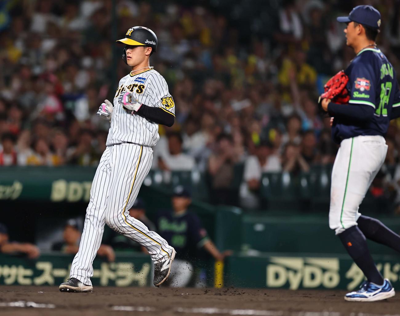 阪神対ヤクルト　5回裏阪神1死三塁、奥川（右）の暴投で生還する小幡（撮影・上田博志）