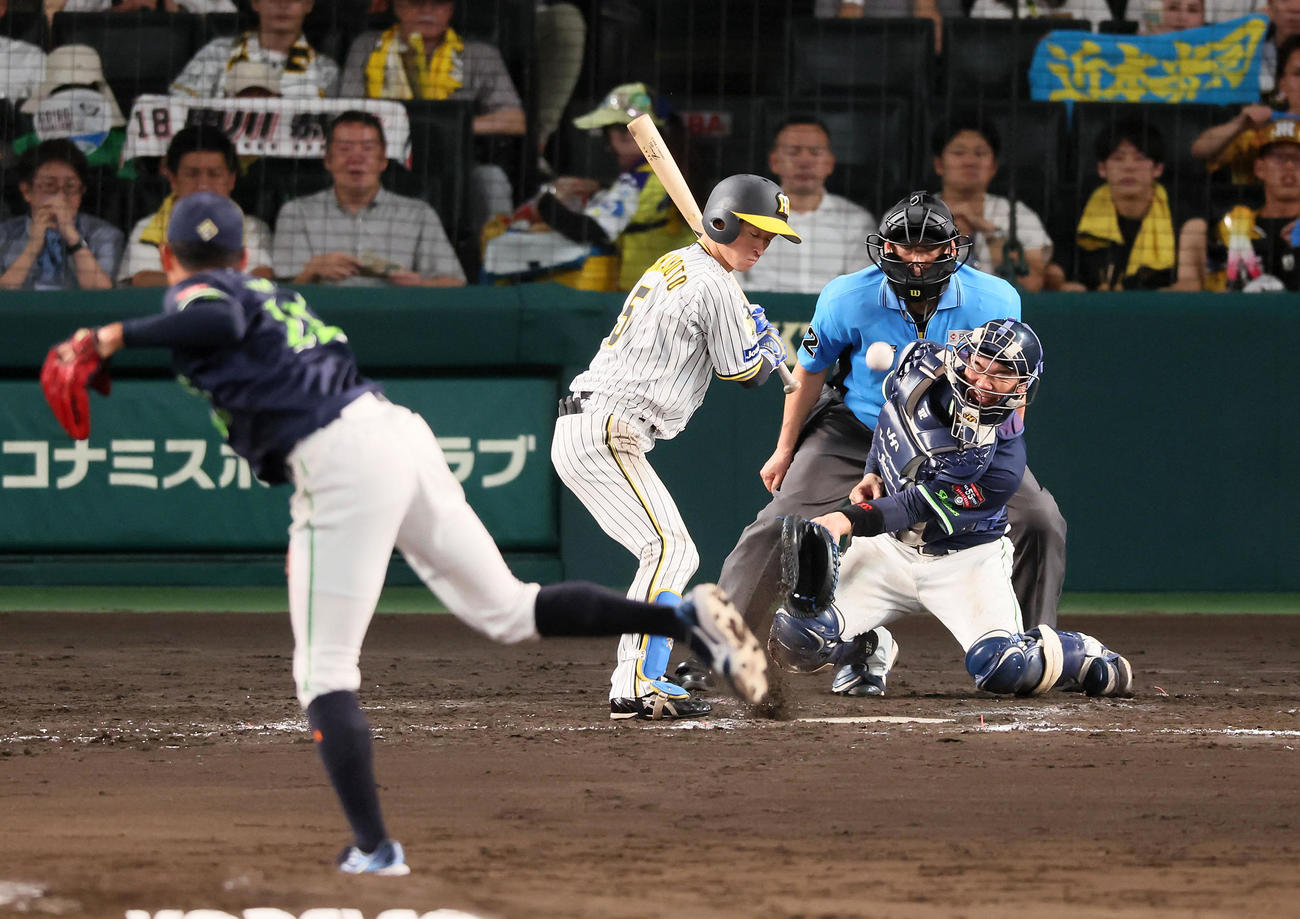 阪神対ヤクルト　5回裏阪神1死三塁、打者近本のとき奥川の暴投で得点。捕手松本直（撮影・加藤哉）