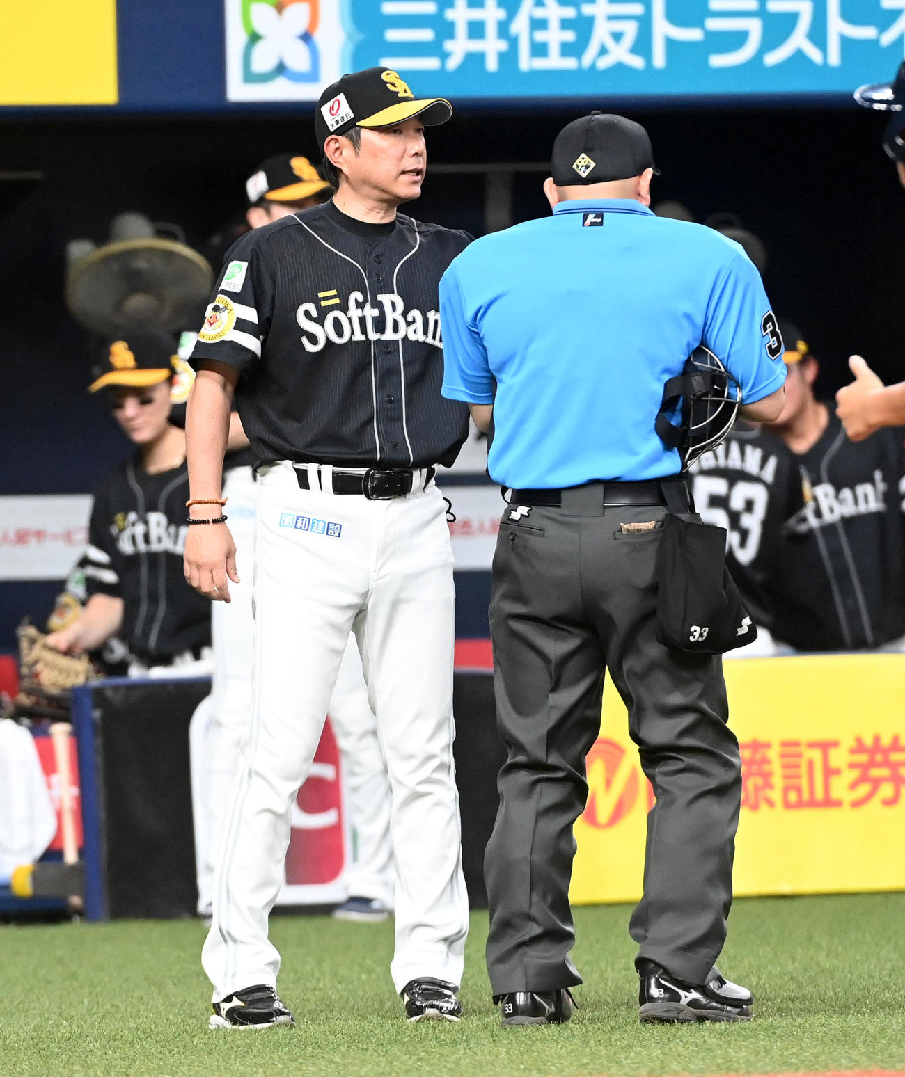 オリックス対ソフトバンク　9回、交代を告げる小久保監督（撮影・前岡正明）