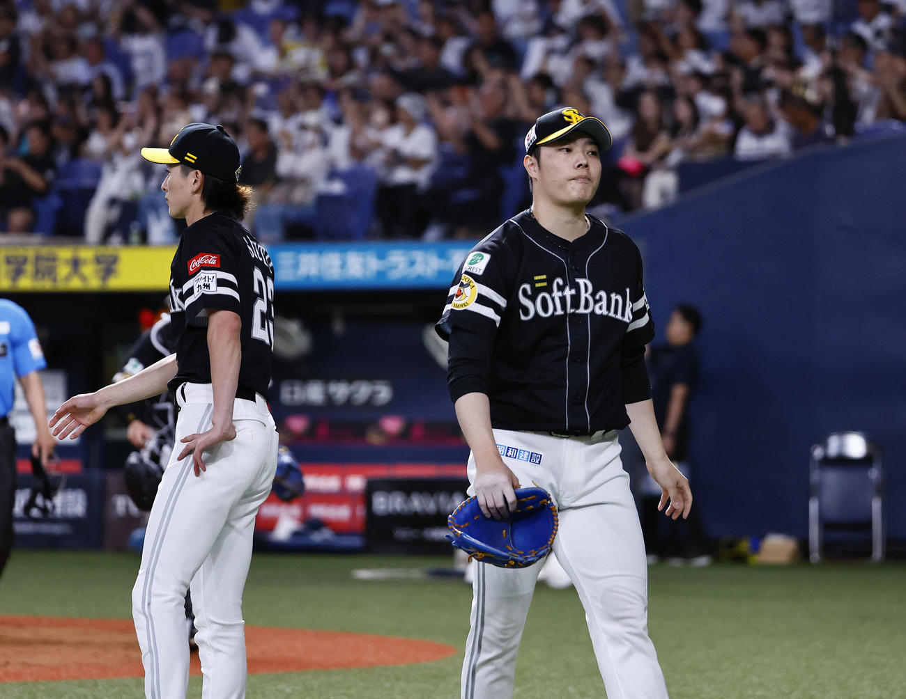 オリックス対ソフトバンク　9回裏オリックス無死満塁、頓宮にサヨナラ犠飛を許し、肩を落とし引き揚げる松本裕（右）（撮影・藤尾明華）