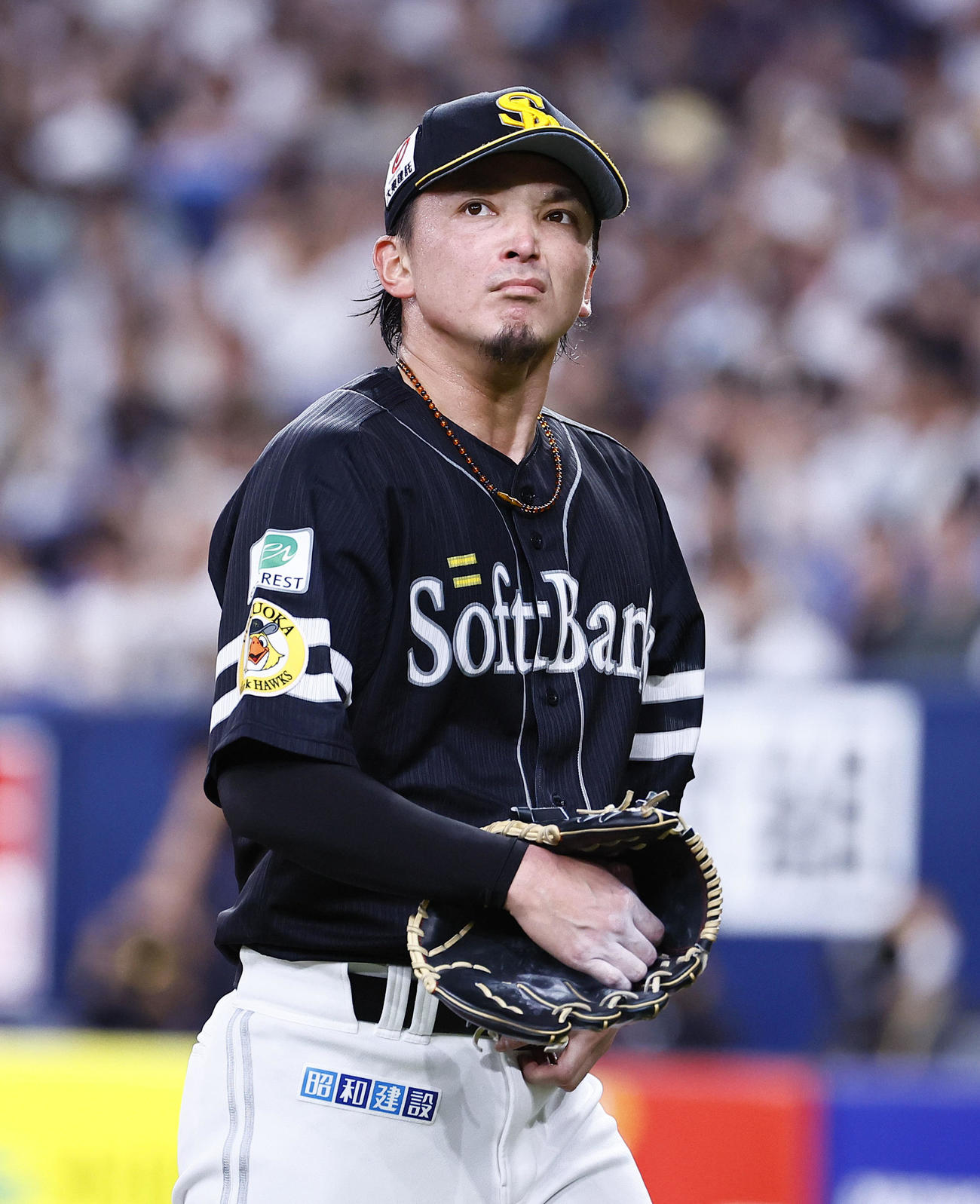 オリックス対ソフトバンク　2回を終えベンチに戻る東浜（撮影・藤尾明華）