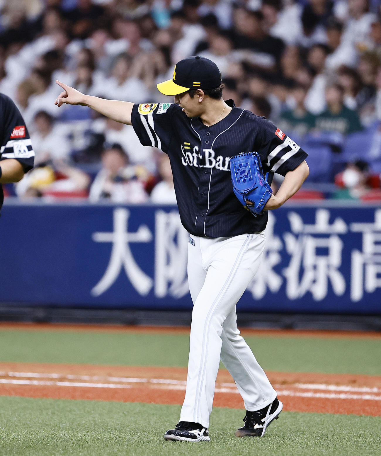 オリックス対ソフトバンク　5回裏オリックス1死一塁、太田を二ゴロ併殺に打ち取り、野手を指さす大山（撮影・藤尾明華）